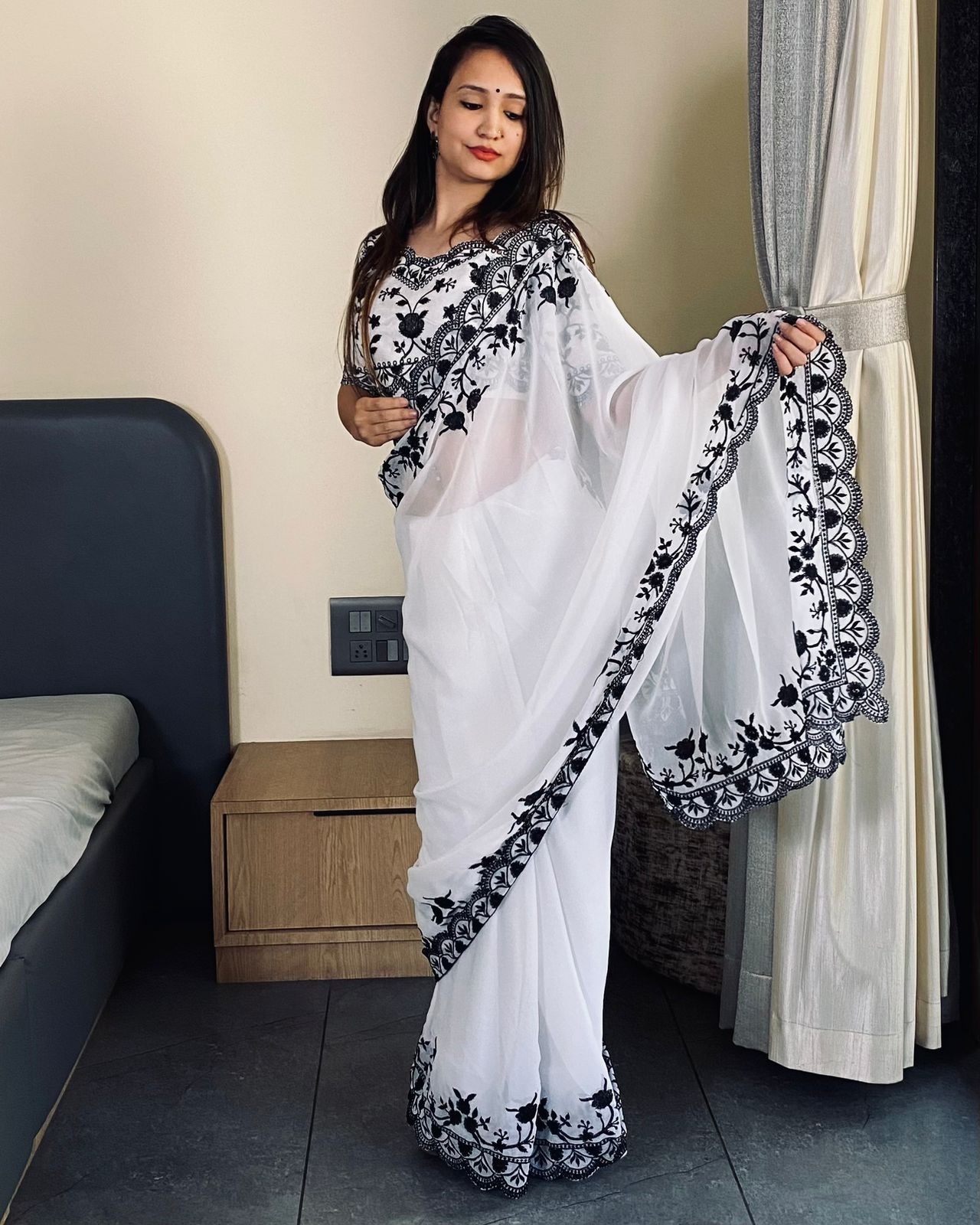 "Timeless Elegance: White Georgette Saree with Multi-C Pallu and Heavy Mono Banglory Blouse Set"