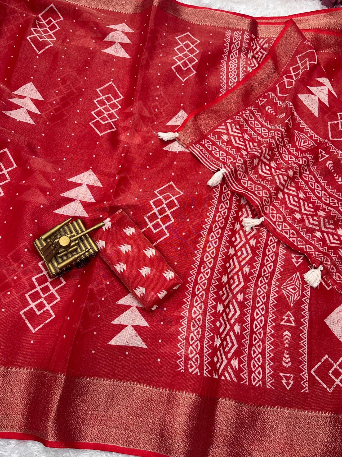 "Cotton Zari Jacquard Hand-Printed Saree: Timeless Charm with Designer Weaving & Tassels"