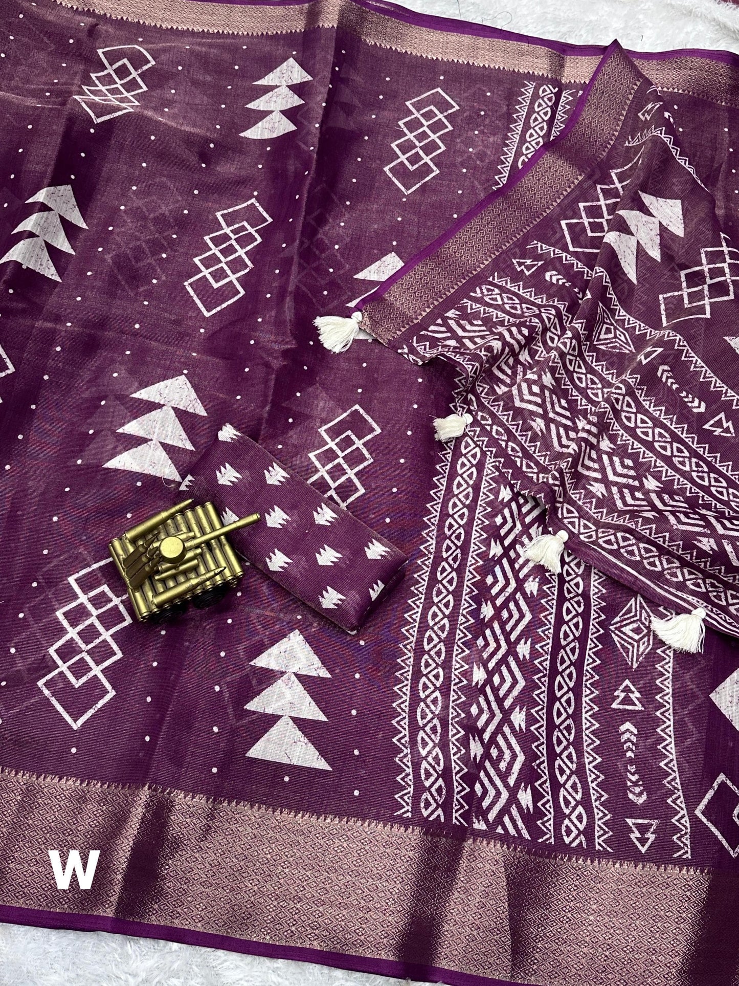 "Cotton Zari Jacquard Hand-Printed Saree: Timeless Charm with Designer Weaving & Tassels"