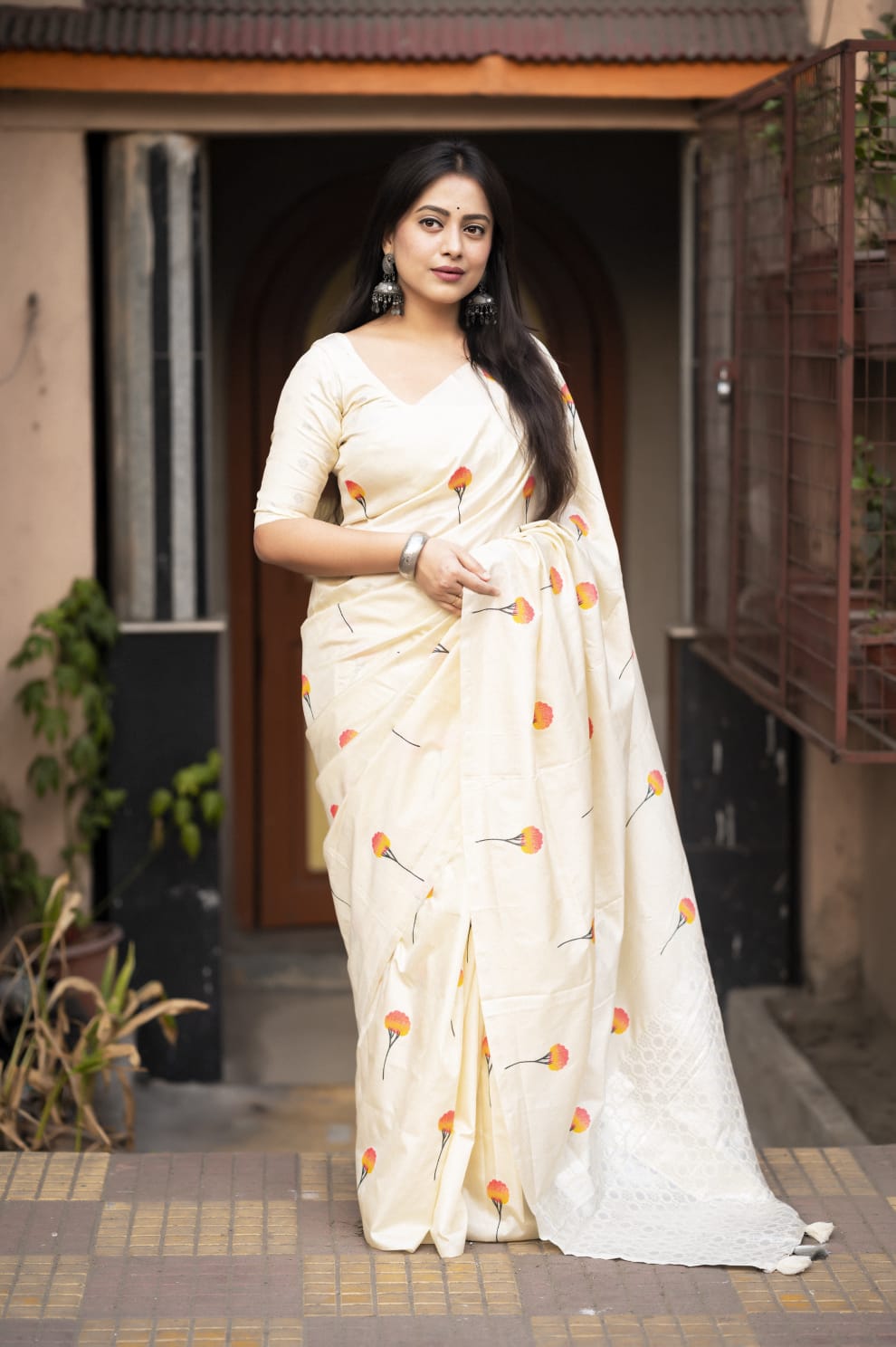 Women's Beautiful Soft Silk Silver Zari Pallu Rose Woven Saree with Blouse