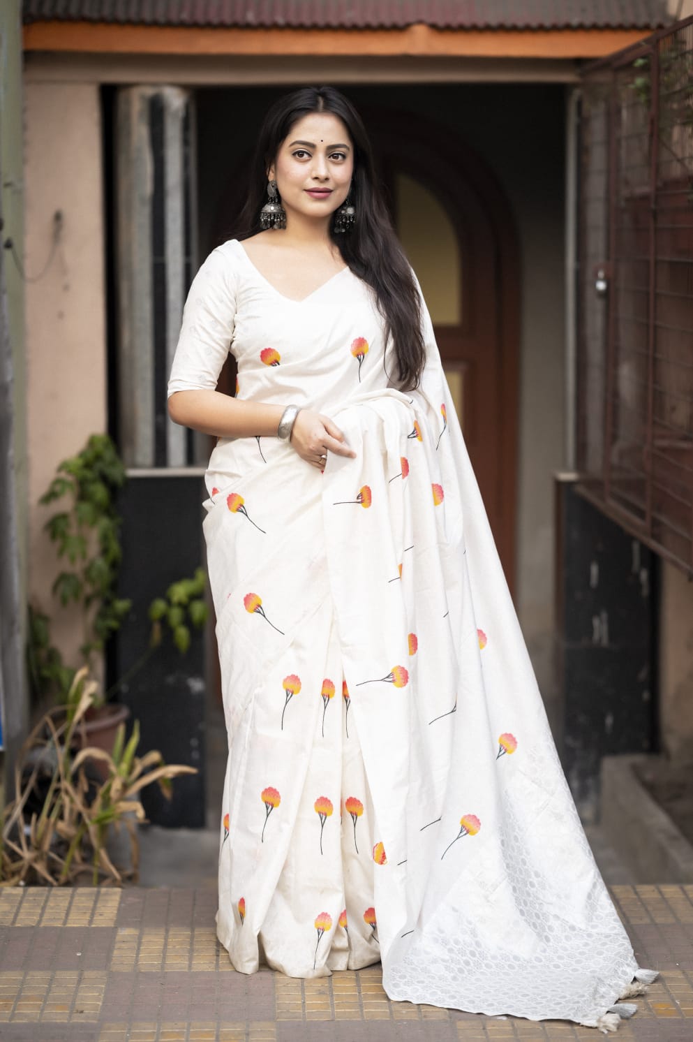 Women's Beautiful Soft Silk Silver Zari Pallu Rose Woven Saree with Blouse