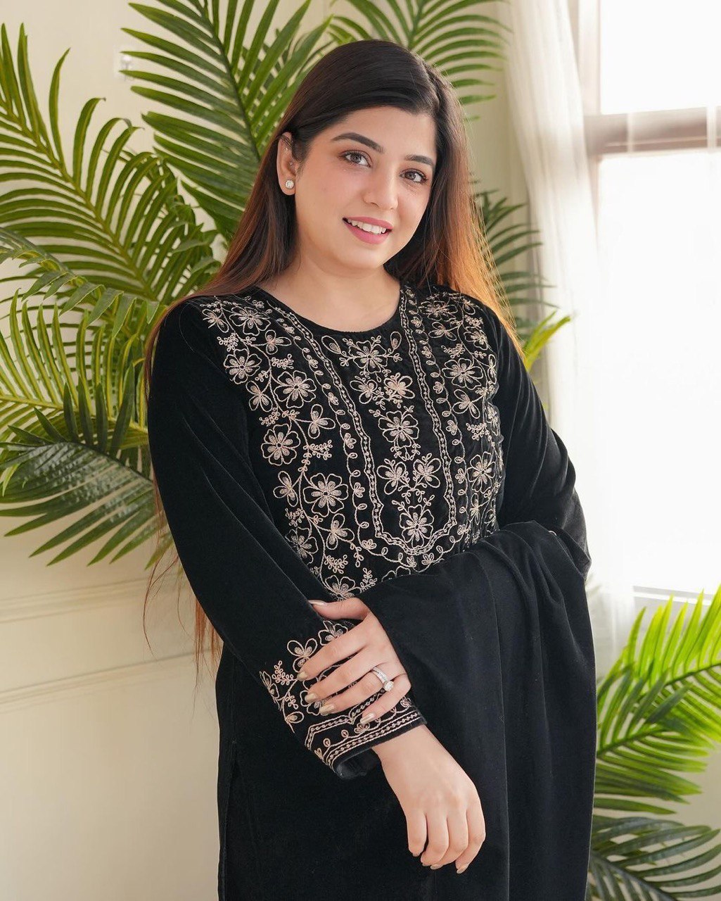 "Velvet Elegance: Winter-Ready Embroidered Viscos Velvet Top Wear Kurta , Free-Size Pant, and Georgette Dupatta"