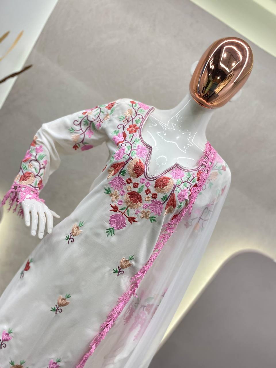 Embroidered Maslin Kurta Top & Pant Set with Organza Dupatta - Exquisite Craftsmanship for Elegant Style"