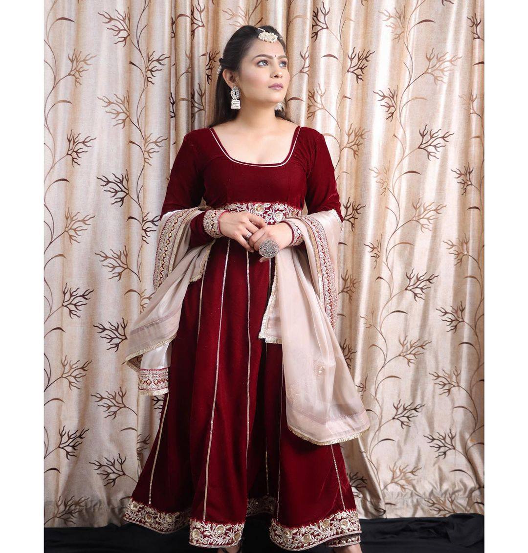 Heavy Velvet Gown with Embroidery Lace Border Work & Organza Silk Dupatta