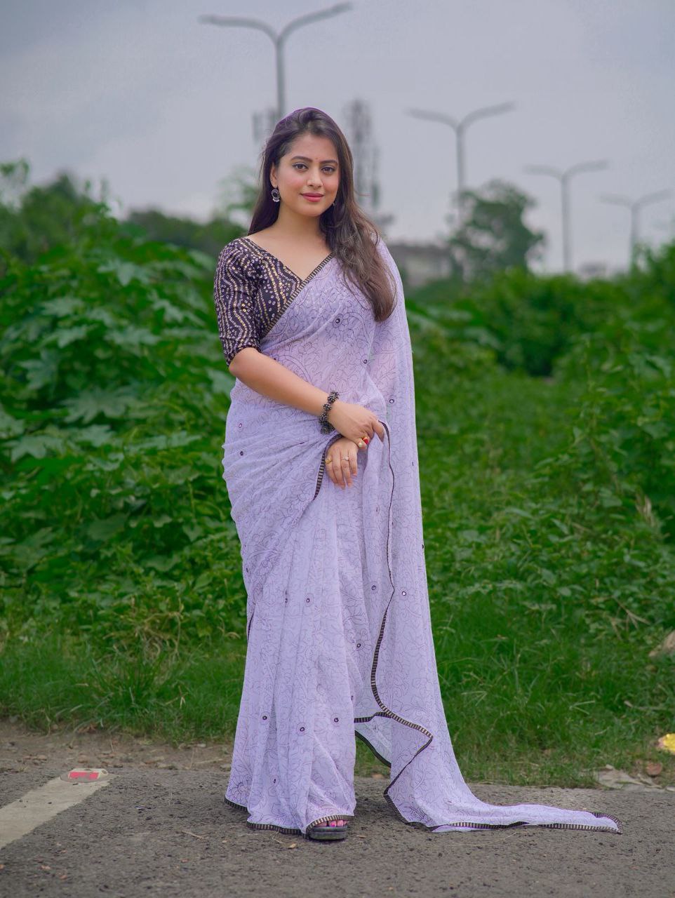 Elegant Black & White Georgette Kalamkari Printed Saree with Foil Bandhani Blouse