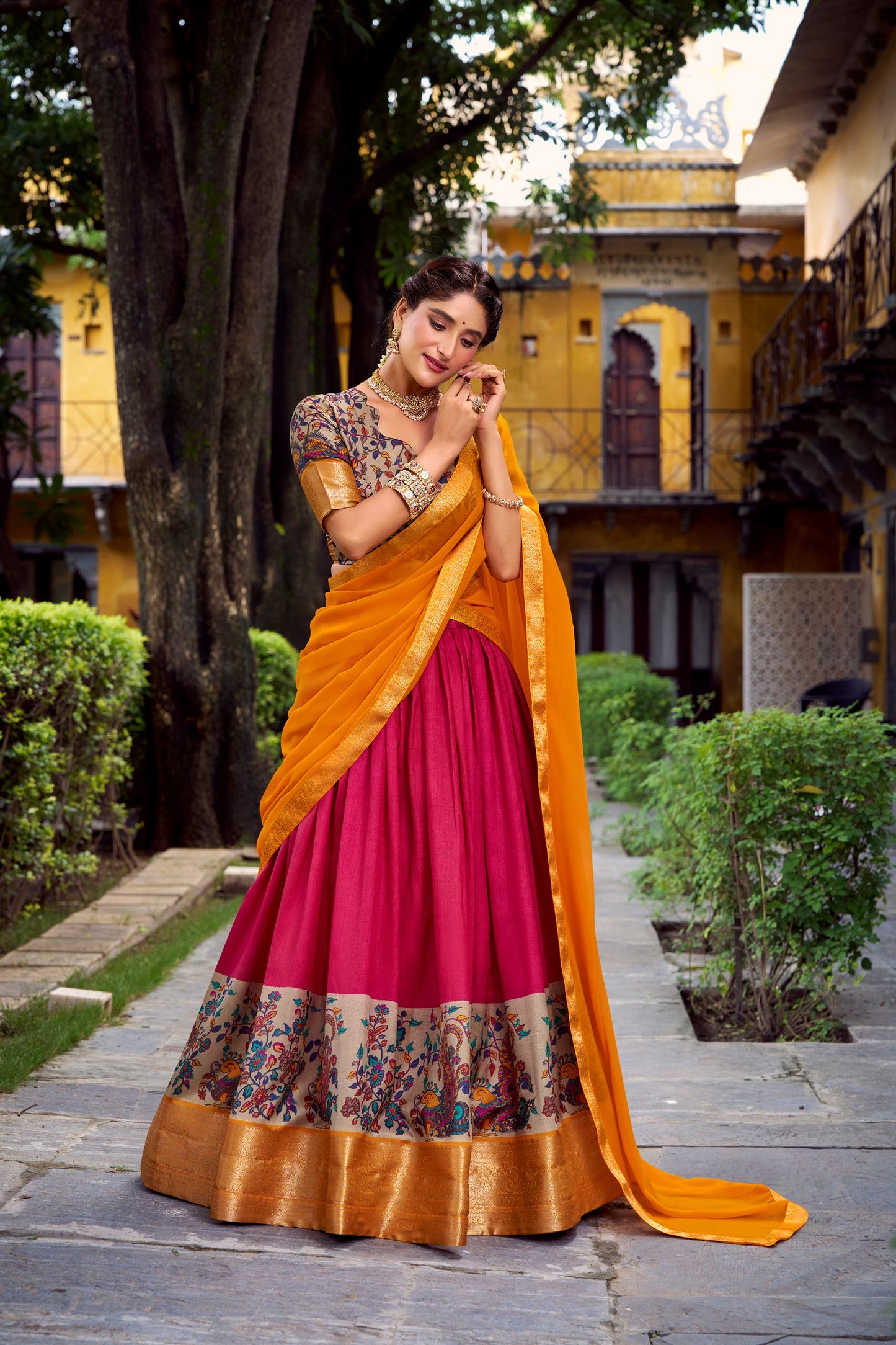 🌷Elegant Zari Weaving Work Aastha Silk Lehenga Choli Set