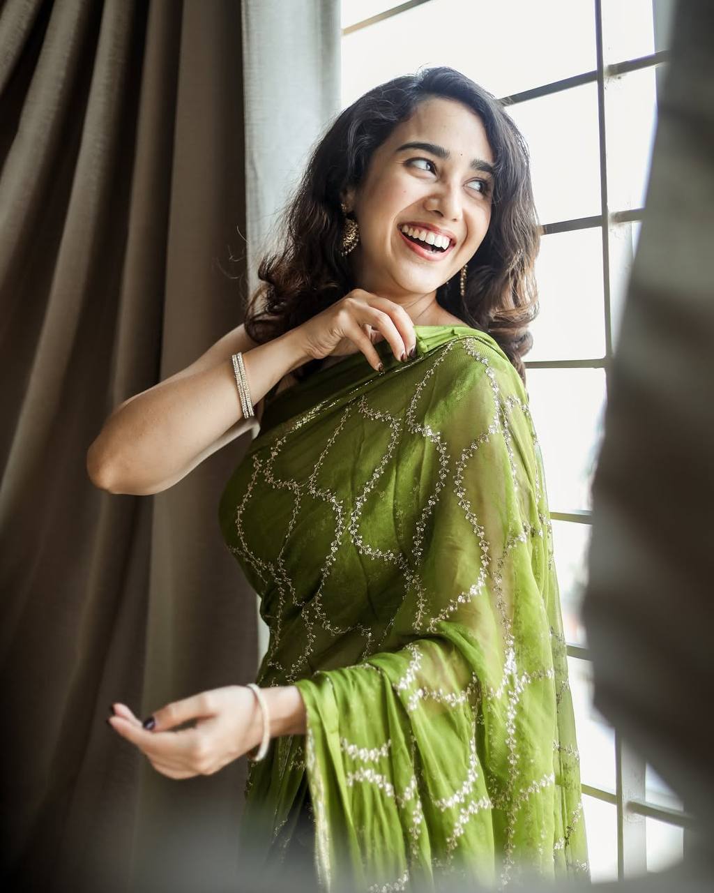 Elegant Wedding & Party Wear Pure Viscose Georgette Embroidered Satin Border Saree with Blouse