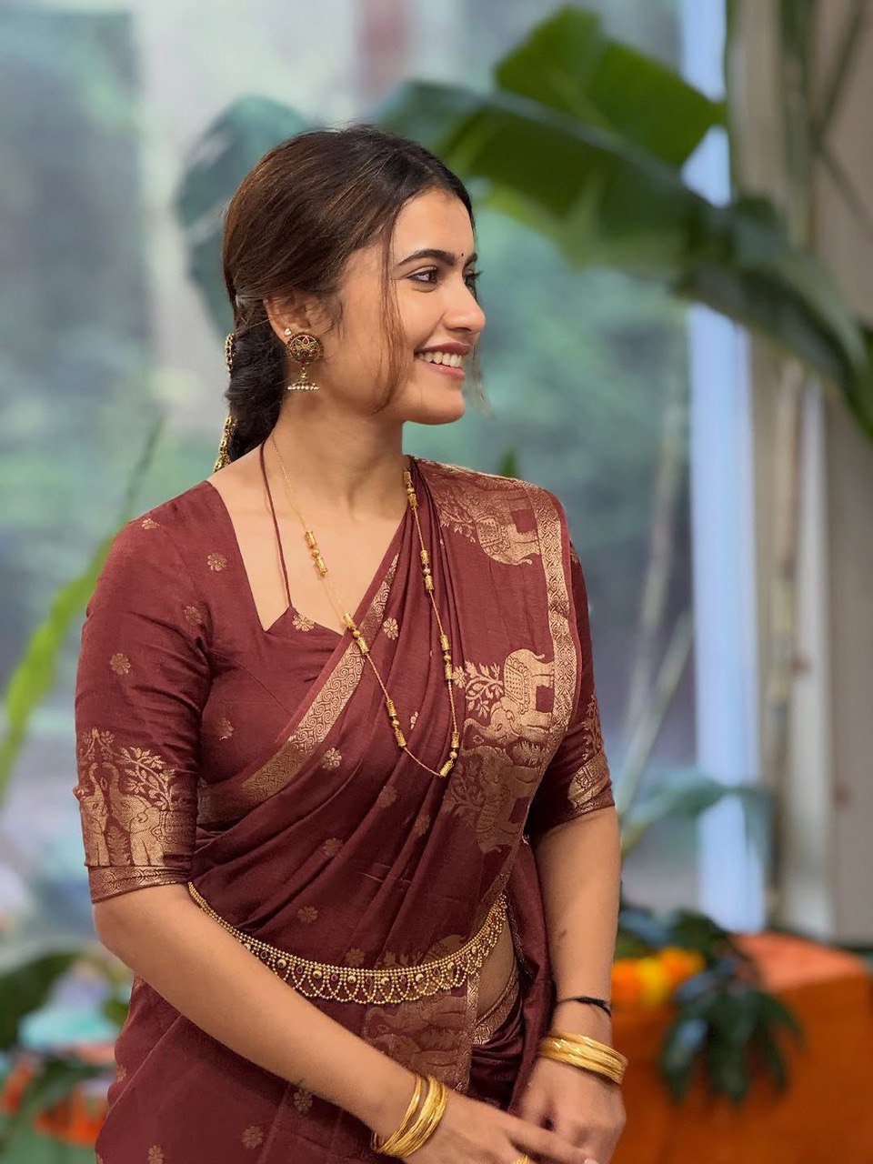 Super Zari Weaving Elephant Border Viscose Russian Silk Saree With Blouse