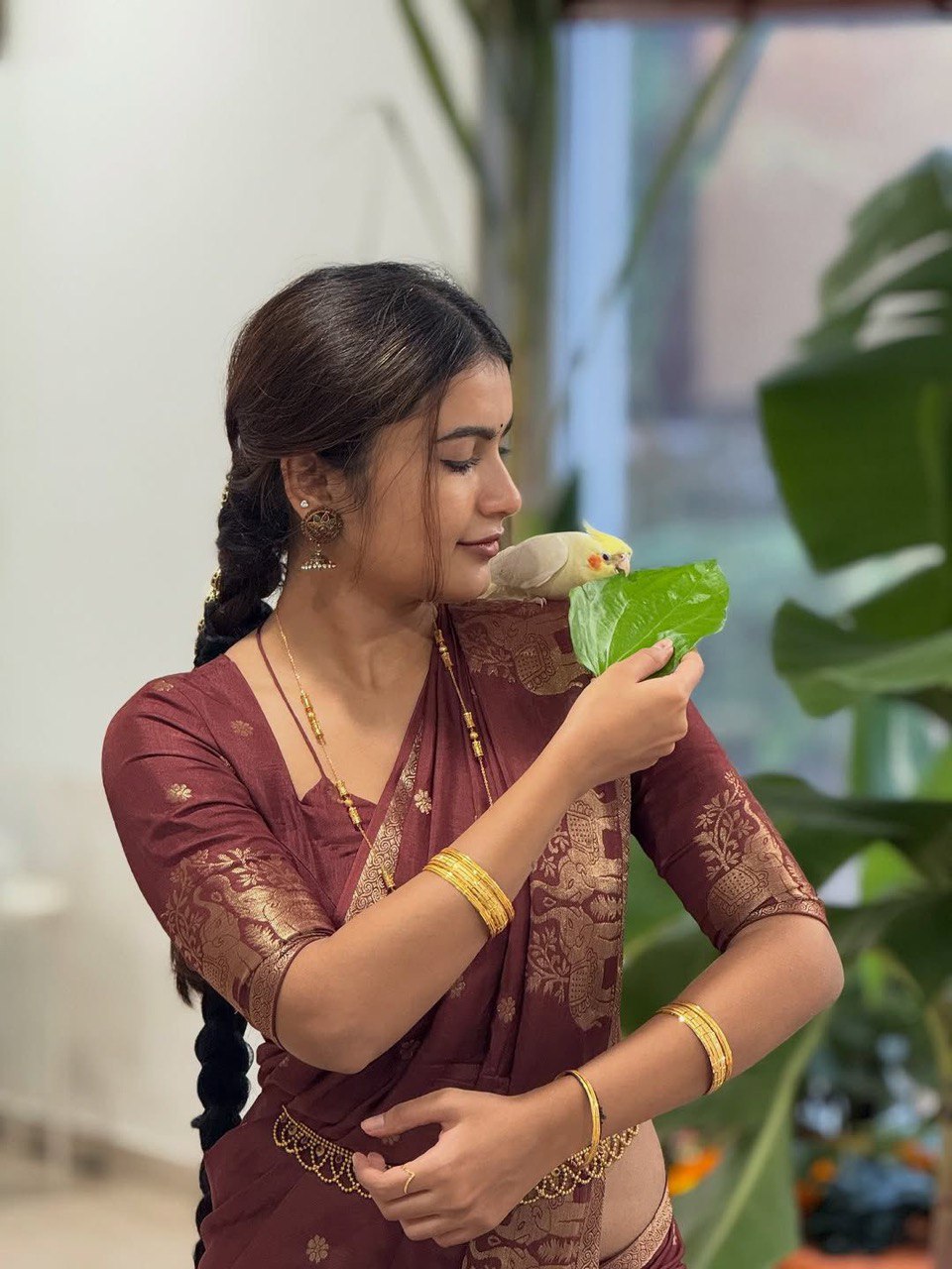 Super Zari Weaving Elephant Border Viscose Russian Silk Saree With Blouse